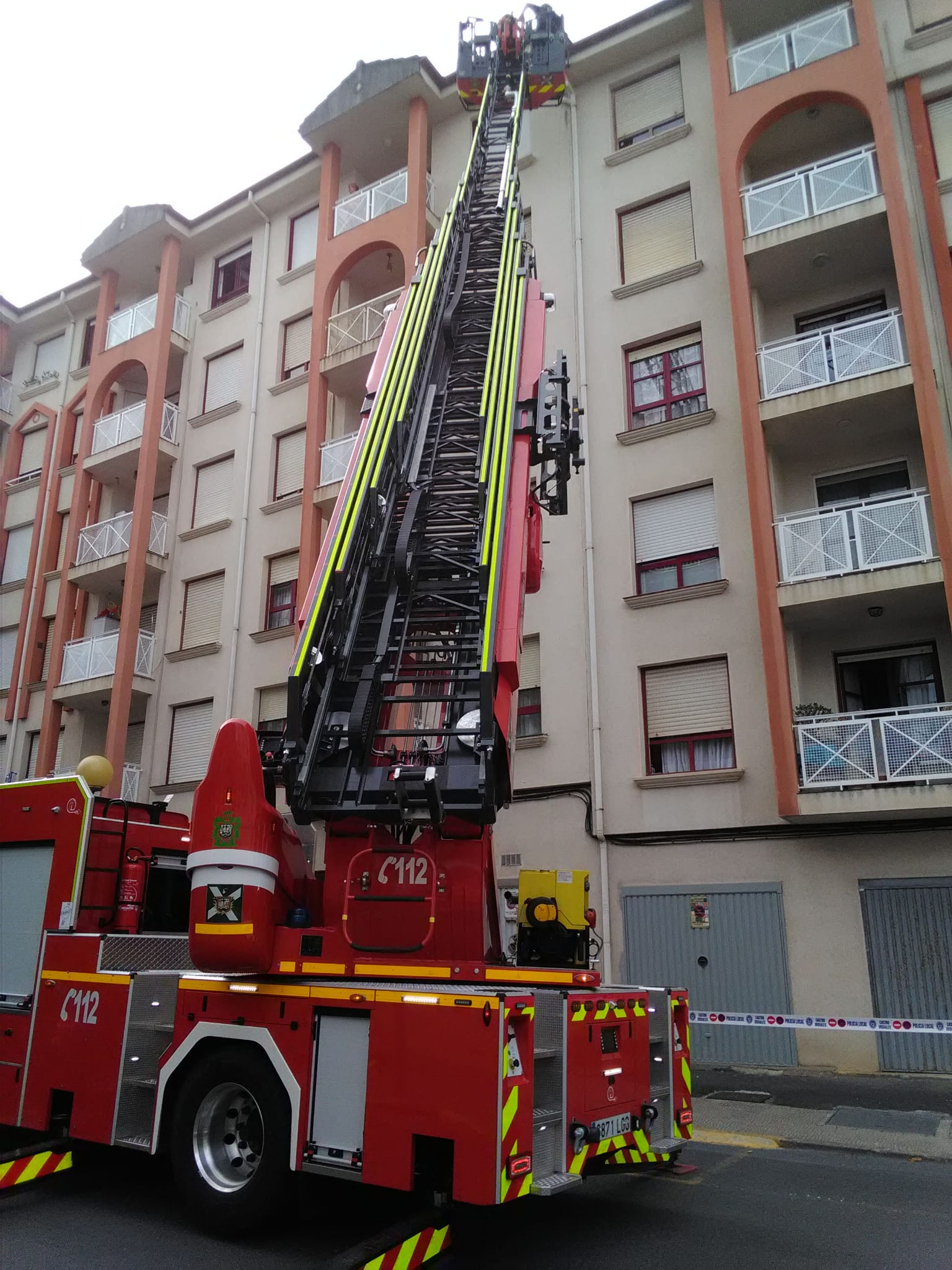 Bomberos Castro-Urdiales en Twitter: "Aviso de @policiadecastro por caida de cascotes desde cornisa. Desplazados #Bomberos al lugar sanean las partes con riesgo https://t.co/D5Qf19fJrp" / Twitter