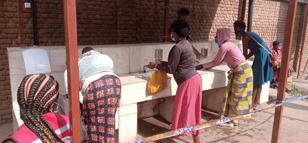 MusanzeRadio's tweet photo. Amazi make mu isoko rya #Byangabo @MusanzeDistrict, nyirabayazana w'uguhekerana batonze umurongo ngo bakarabe.#Abakorerabushake barataka gutereranwa n'ubuyobozi mu bukangurambaga bwo kurwanya #Covid19 @RBCRwanda @rbarwanda @RwandaLocalGov @Radiorwanda_RBA @gatjmv @RwandaHealth https://t.co/0WNYUi49Yk