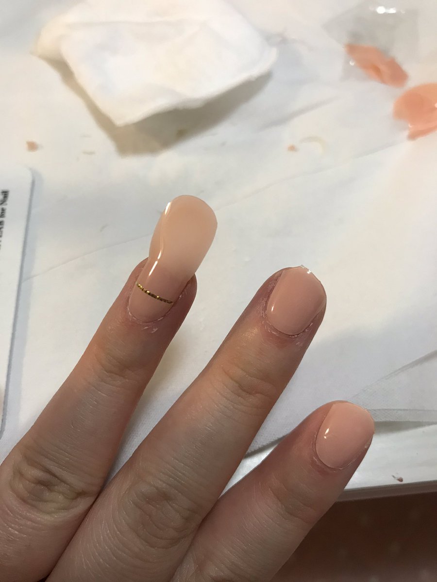 星村 美羽 いつも通り 爪整える 切って形整えて甘皮処理 爪の表面もツルツルに やっとネイルシールを まず中心にピッタリ貼るのが難しい 私が細すぎるのは大いにある 余った部分はニッパーで切って 指先がギザギザ状態でも そこで先に硬化しちゃう