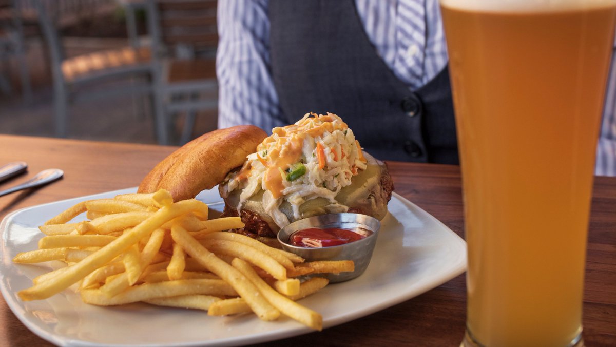 Have you tried our STH Burger? 🍔 A 1/2 lb of Wagyu beef topped with pepper jack cheese, jicama slaw, serrano and sweet chili glaze on a toasted potato bun.

Not that you need an excuse to get one, but it is #NationalCheeseburgerDay 😁