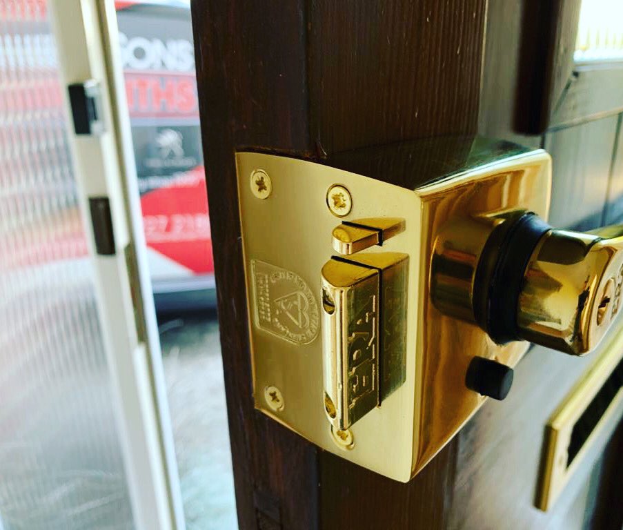 hamesandsons's tweet photo. British Standard ERA brass night latch supplied and fitted ππΌ. With a sneaky van shot! π
#hamesandsonslocksmiths #locksmiths #locksmith #eralocks #insurancespprovedlocks #britishstandardlocks https://t.co/7JSIYOWkKf