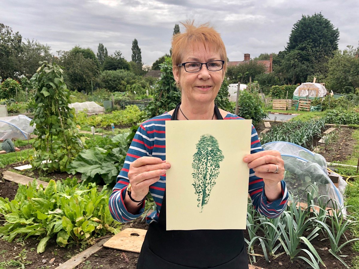 BoundaryWay's tweet photo. Today we’re sharing a short film from artist @LindaNevillprnt who demonstrates the multi-sensory experience of making prints with plants from her plot -part of #postcardsfromtheplot made possible with emergency funding from @HeritageFundUK https://t.co/VVWFNGKjEP #boundaryway https://t.co/0WxU9bxa5F