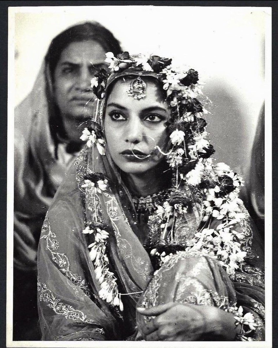 CinemaRareIN's tweet photo. #Anjuman / #Congregation (1986) by #MuzaffarAli. 

Feat. @AzmiShabana #FarooqSheikh #RohiniHattangadi #MushtaqKhan #ShaukatAzmi.

Screened at several film festivals, however it remains unreleased in India.

Song : Main Rah Kab Se 
https://t.co/YJd9hmwi2B (sung by @AzmiShabana) https://t.co/otc01a8Pxy