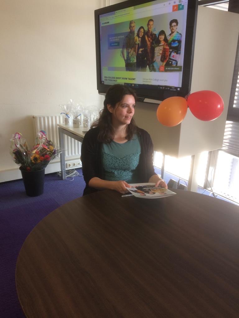 Geheel Corona style zijn vandaag de diploma’s individueel uitgereikt. Gefeliciteerd Anniek