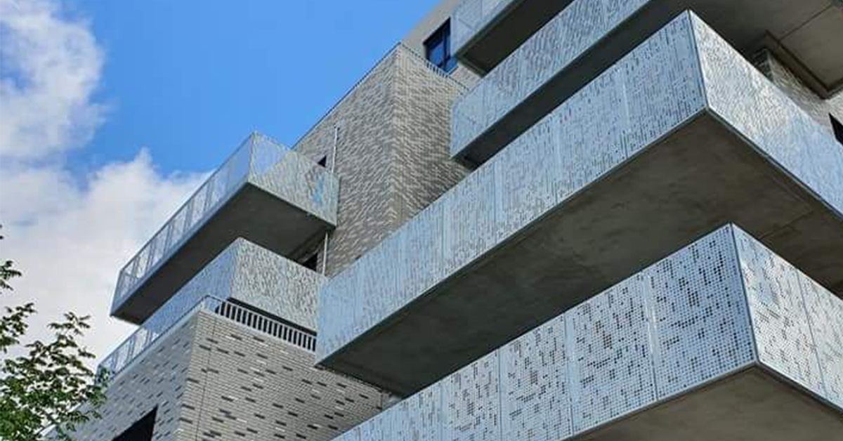 Terug naar het begin - nog steeds maken wij geperforeerde panelen voor de bouw. Dit is het prachtig project La Sabbia: VPT leverde de geperforeerde hekwerkpanelen aan VMG. Die vervolgens de hekwerken heeft gerealiseerd. 

Een bijzondere combinatie wat leidt tot mooie resultaten!