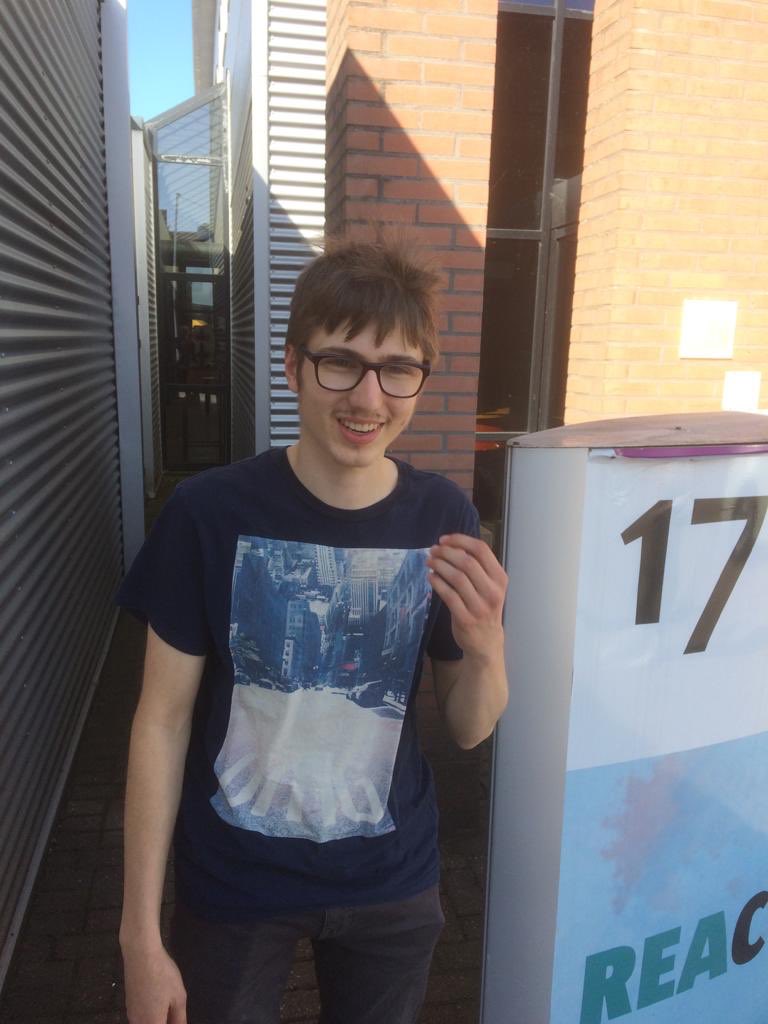 Geheel Corona style zijn vandaag de diploma’s individueel uitgereikt. Gefeliciteerd Loek