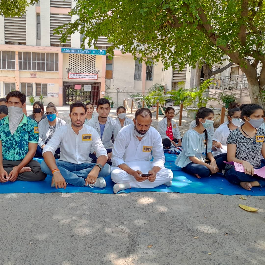 SUNNYNARA16's tweet photo. संघर्षों से लड़ना सीखा, संघर्ष हमारी गाथा है।
सत्ता का कोई शौक नही बस छात्र हितों से नाता है।।

#justiceforBHMSstudents
@PMOIndia  @cmohry @moayush @anilvijminister @abvpvoicebpt @HaryanaAbvp https://t.co/AzIO2zgW0L