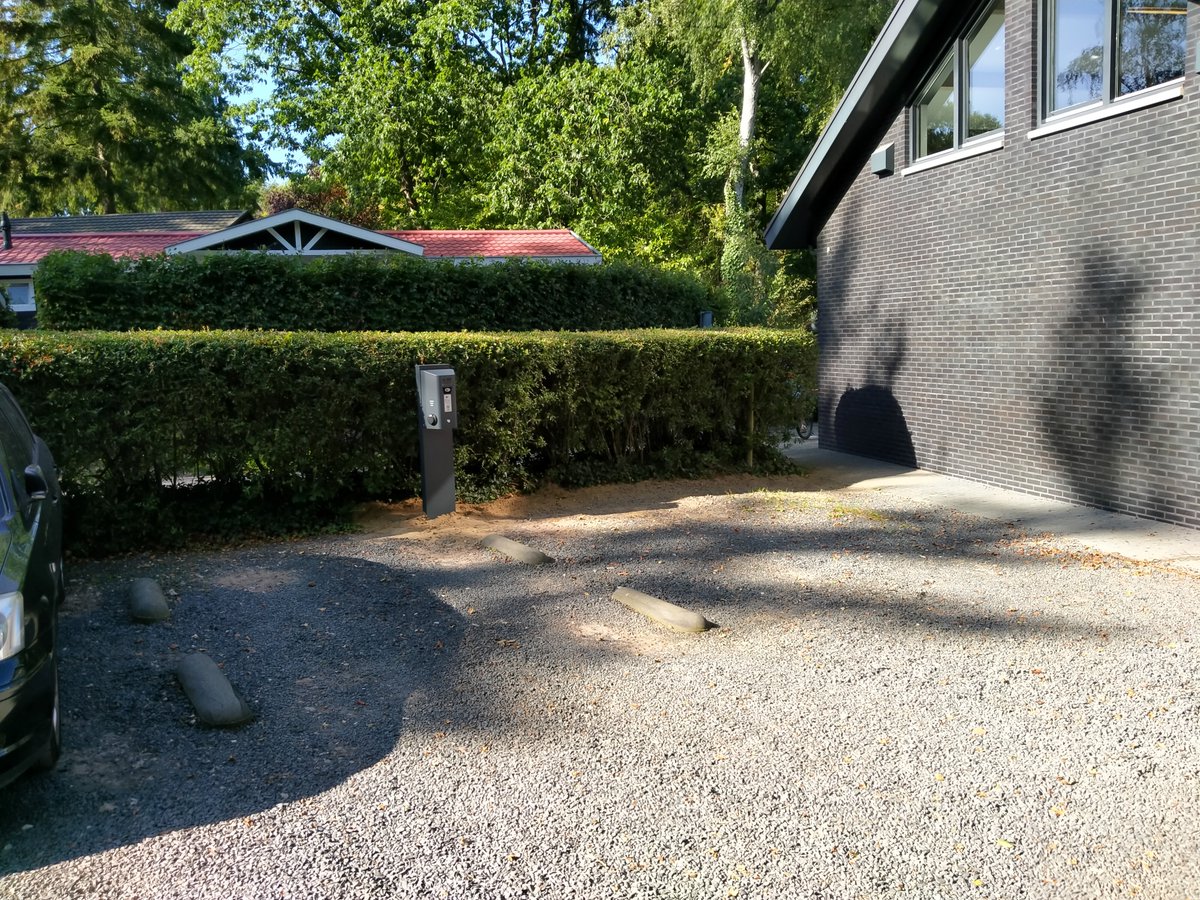 Vol trots presenteren wij onze laadpaal voor elektrische auto's. Ook op De Thijmse Berg kunnen gasten vanaf vandaag hun elektrische auto opladen! De laadpaal is te vinden op de P1 bij de ingang van het park.