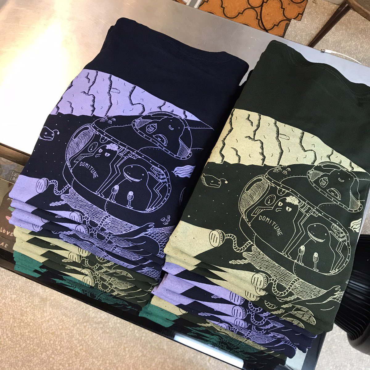 kopatotomo's tweet photo. ꫛꫀꪝ domitune t-shirts 本日より解禁されました🎉
第2弾はdive🤿
四連休には是非 @domitune へ、よろしくお願いいたします〜🏄♀️✨✨✨
・
#domitune #longsleeve #silkscreen #tshirt #シルクスクリーン #ながt #drawing #illustration #ドローイング #イラスト #kopatotomo https://t.co/ftTZh8xHs2