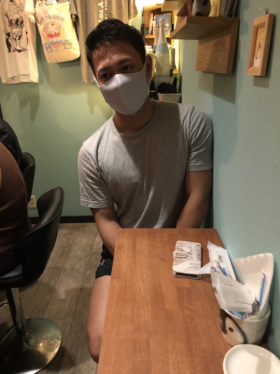performteam_STM's tweet photo. ここで、スチームのメンバー、ミキヒサのお茶目なところを紹介したいと思います。
写真は全部で三枚です。
一枚目。肩幅が広いのに、何とかテーブルのスペースに収まろうとするミキヒサ。
#小道翔太 https://t.co/4fxaCjHgcC
