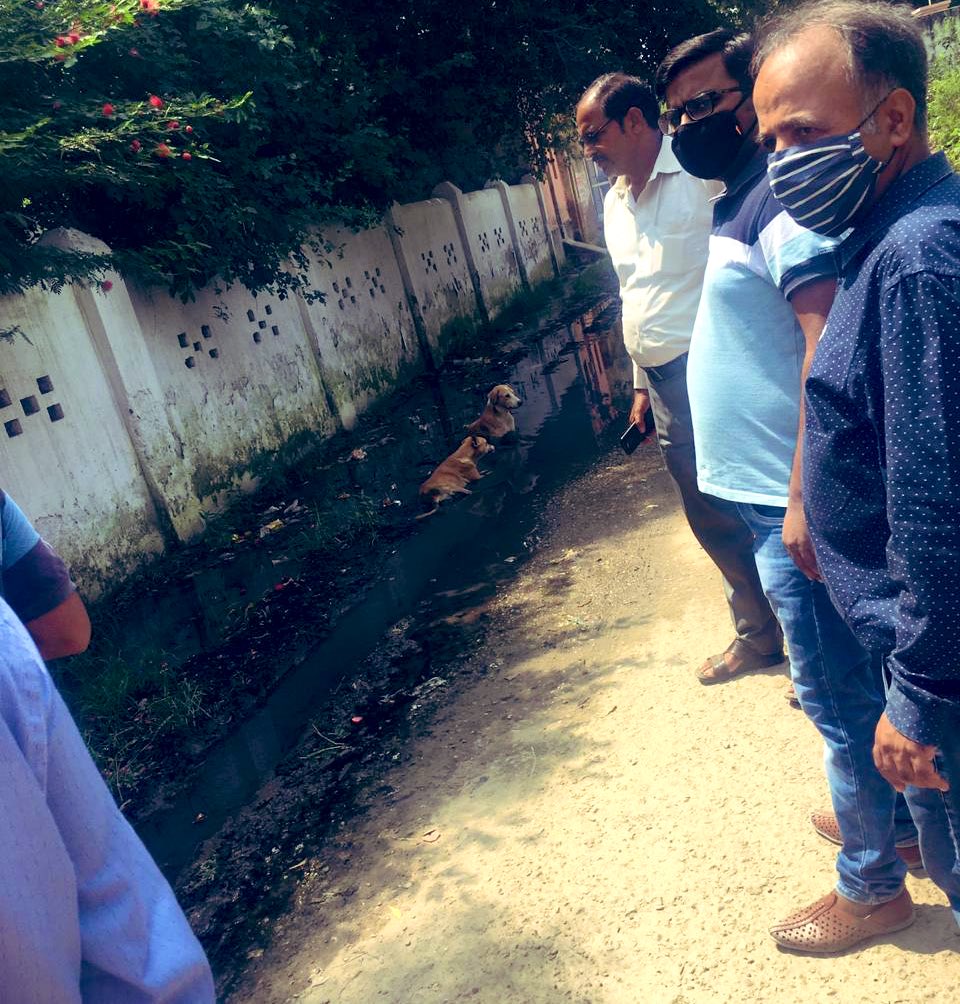 rashmip1's tweet photo. @nbhooshan जी गंदगी इतनी है की साँस लेना मुश्किल, आज @OfficialGNIDA के स्वास्थ्य विभाग से डॉ. उमेश चंद्रा द्वारा सर्वे करवाया तथा मीटिंग की गयी जिसमें सोसायटी निवासियो के साथ गाँव के लोगों ने मिलकर समस्याओं पर चर्चा करी, हम आशा करते है इस समस्या से जल्दी निजात मिलेगी @NEFOMAncr https://t.co/n4CiHEPj1O