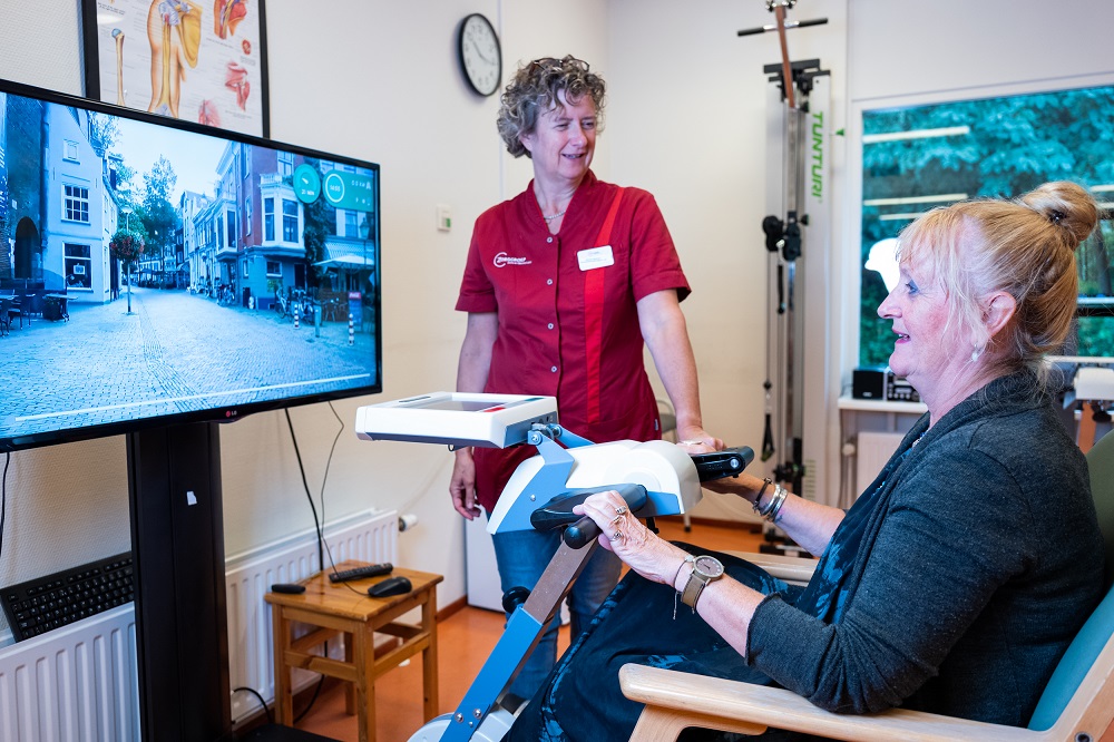 Revalidatie De Schakel heeft door de schenking van Odd Fellows een televisiescherm met standaard kunnen aanschaffen voor de oefenzaal fysiotherapie. “Hiermee kunnen onze revalidanten ‘online’ een fietstocht maken”, legt fysiotherapeut Chantal Knuvers uit. zorggroep-onl.nl/donatie-odd-fe…