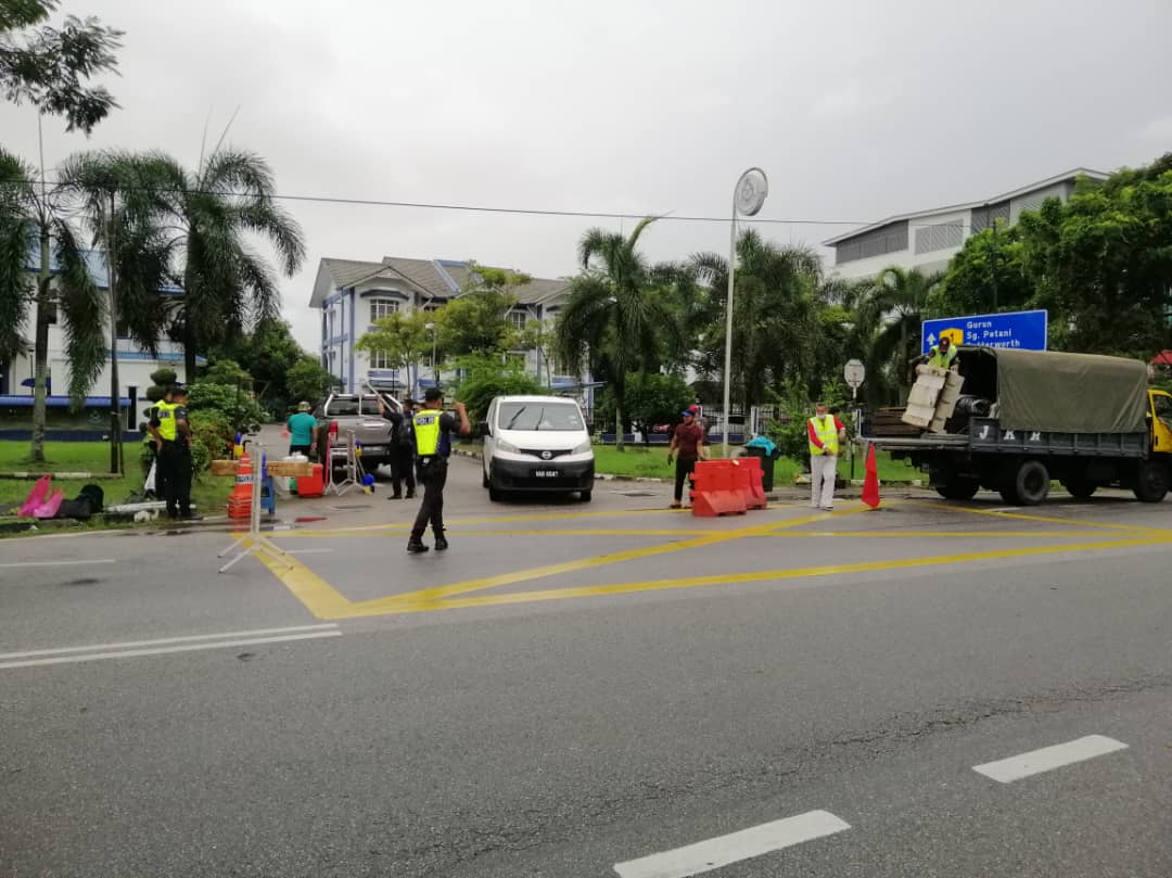 Jkr Daerah Kota Setar On Twitter Frontliners Jkr Kota Setar Memunggah Khemah Dr Sjr Simpang Empat Hj Ramli Ke Lokasi Sjr Baru Di Depan Balai Polis Kota Sarang Semut Hari Ini Rusmiziyahaya