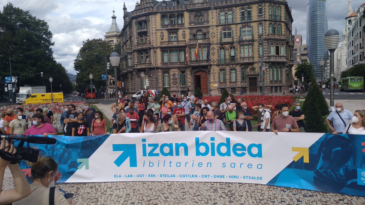 Elkarretaratze jendetsua Bilboko Eliptika plazan. #IzanBidea .
.<a href="/sare_herritarra/">Sare Herritarra</a>