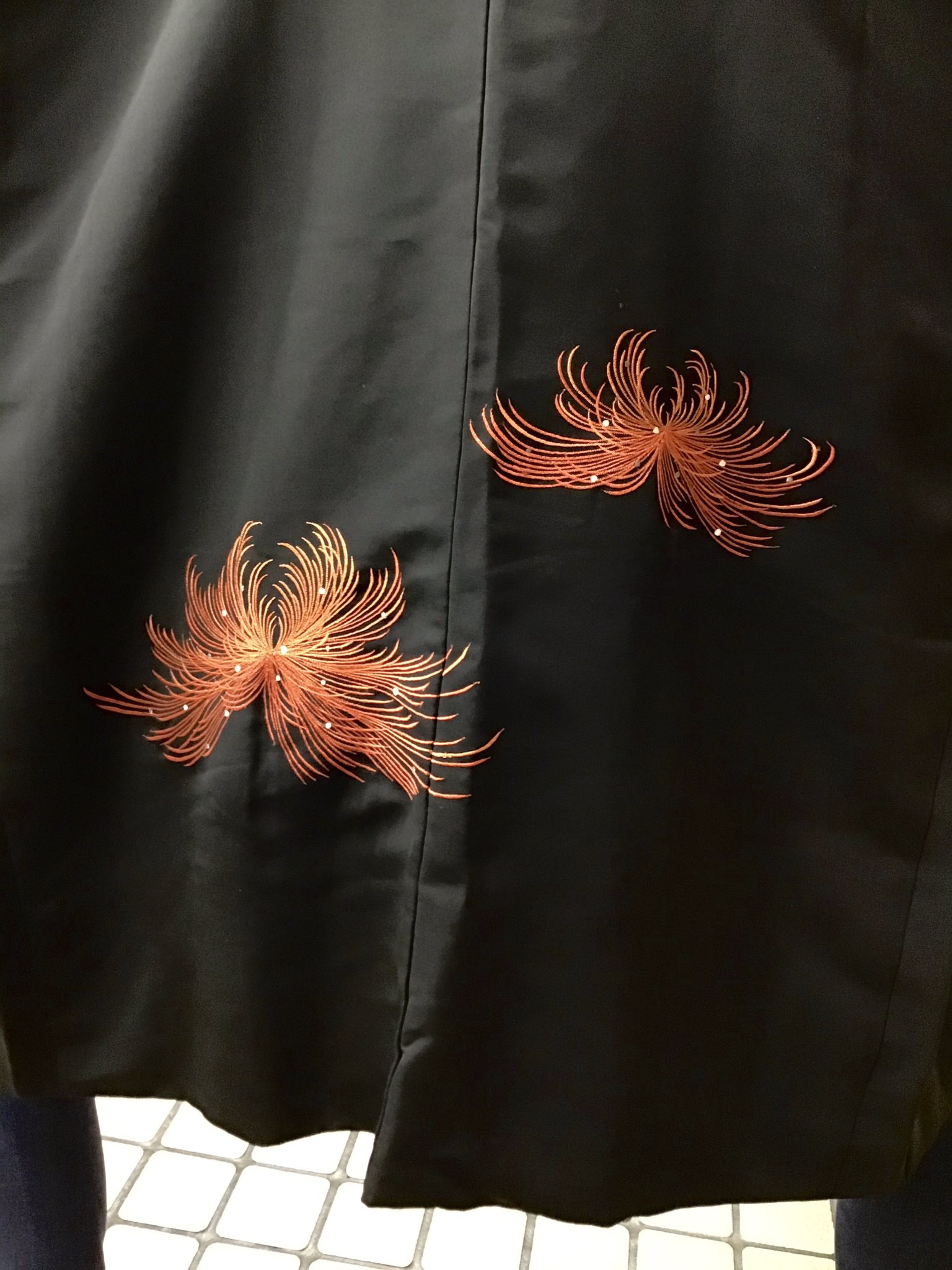 株 末広屋 和コーデに合いそうな黒羽織が色々と入荷です その内の一点 刺繍 彼岸花 黒羽織 明日は彼岸入りですね 涼しくなってきておりますので秋の準備にいかがでしょうか 大須 T Co Zlne6pbtrg Twitter