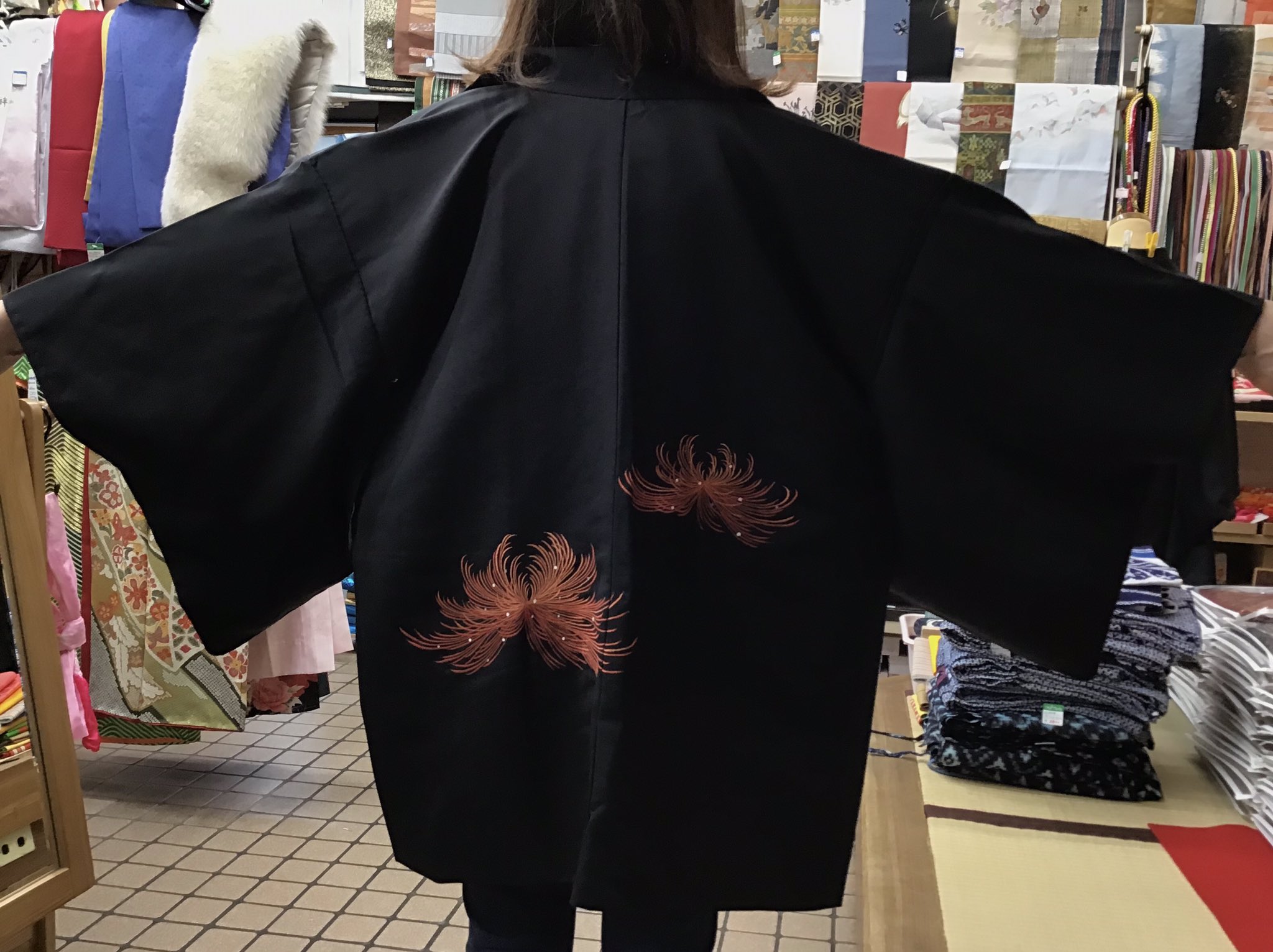 株 末広屋 和コーデに合いそうな黒羽織が色々と入荷です その内の一点 刺繍 彼岸花 黒羽織 明日は彼岸入りですね 涼しくなってきておりますので秋の準備にいかがでしょうか 大須 T Co Zlne6pbtrg Twitter