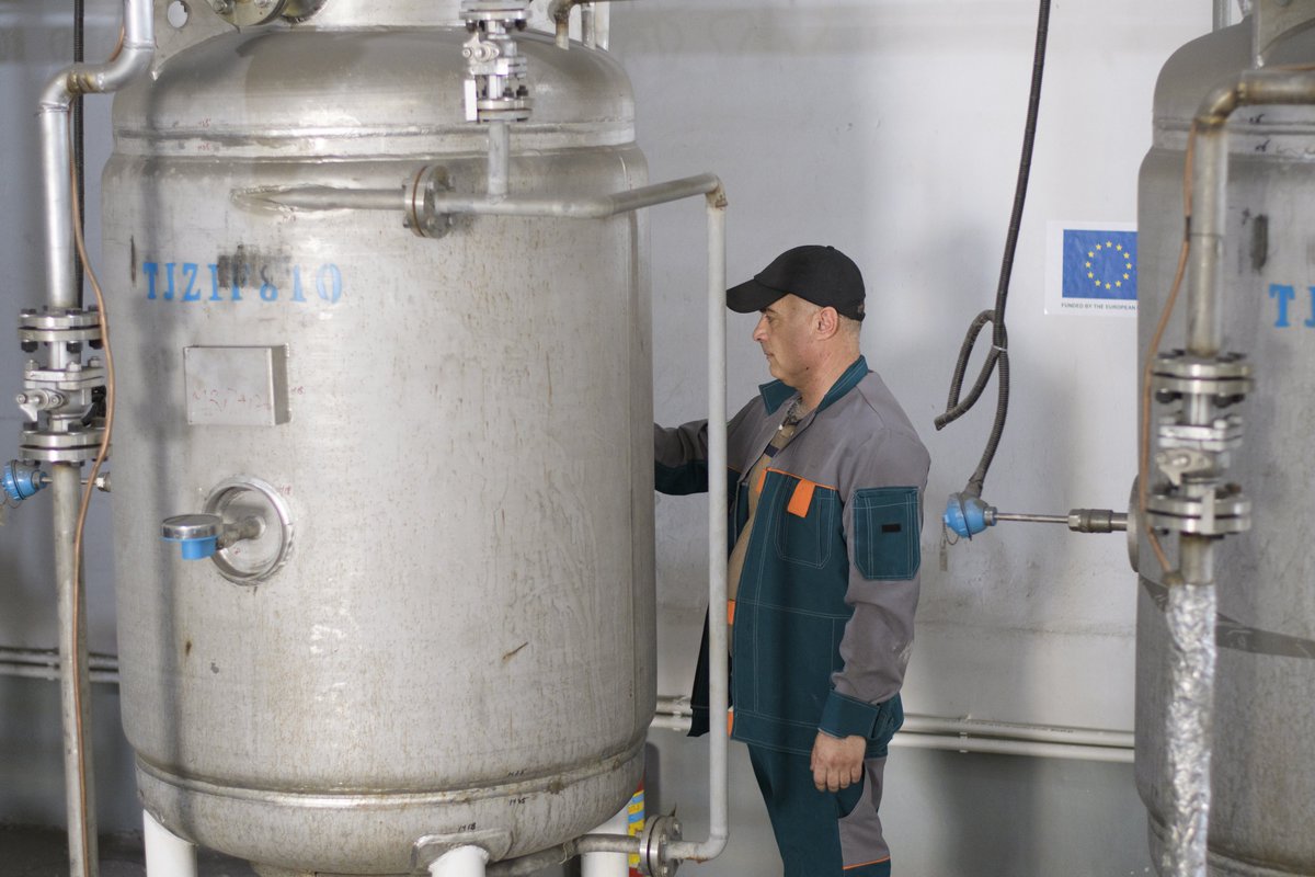 EBRD's tweet photo. We're boosting the competitiveness of agribusinesses in #Tajikistan 🇹🇯 via #ECTAP. 

W/ @Europeaid @EUinTajikistan we helped edible oil producer ZirvEco buy &amp; install new equipment to refine crude oil, for a lab, bottling line, packaging, freezing machines &amp; steam boiler. https://t.co/z91uOGJlxj