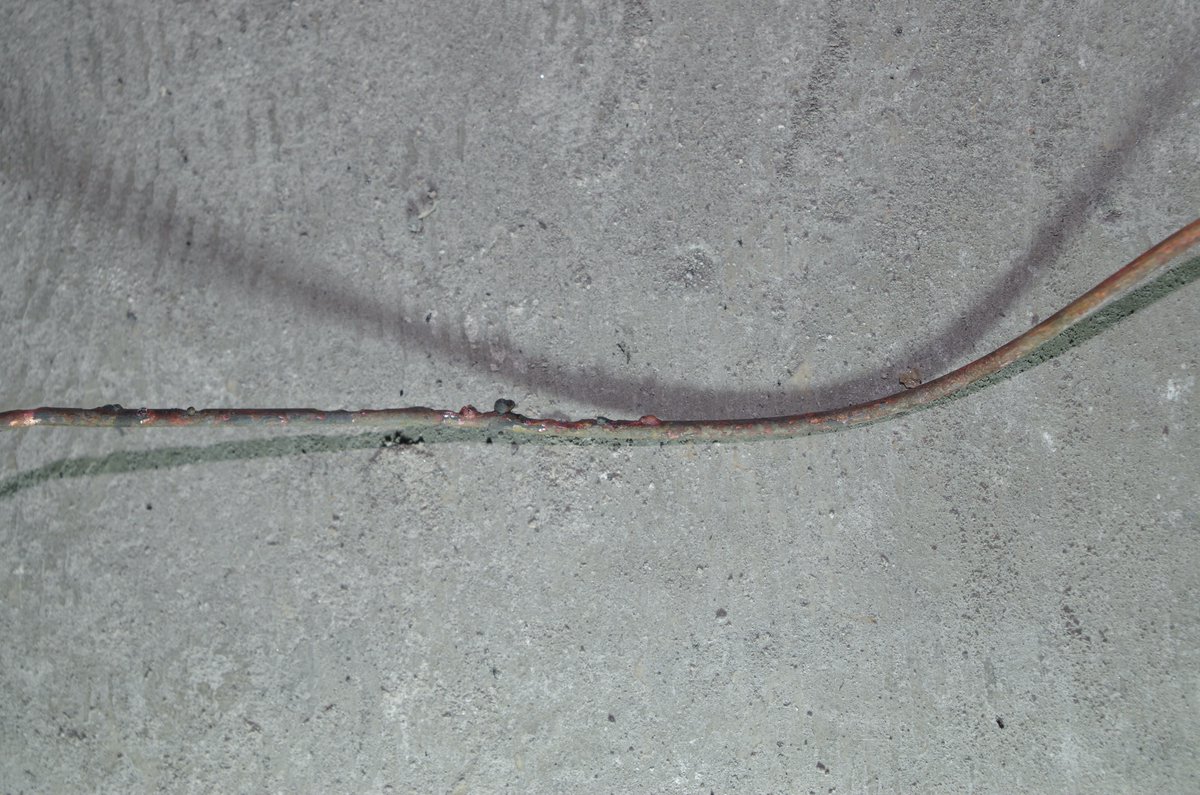 EXPERTIGNIS's tweet image. Une fois n'est pas coutume, parce que le phénomène est fort interessant voici quelques photos d'expertise.
De jolies perles de cuivre qui dans ce cas précis sont la conséquence d'un court-circuit entretenu (installation d'un autre siècle ne disposant pas de protection).