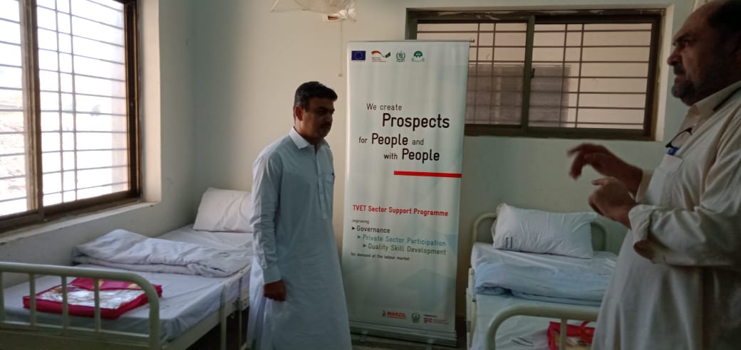 ManzilOrganiza1's tweet photo. Manzil Organization balochistan with the Support of Pakistan TVET Reform Support Programme, has distributed 40 Beds and Bedspreads in @sherani District of Balochistan  Thank you Respected DC Sherani and MS Sherani for your cooperation
@Senator_Baloch  @NavttcP @GIZPakistan https://t.co/Rcml62gtmx