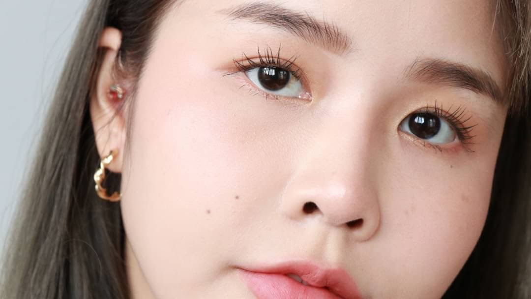 fhay_cotton_h's tweet photo. มาสคาร่า Maybelline Hypercurl ตัวดังของเค้าออกสูตรใหม่ ล็อคขนตางอน 36 ชม. ตัวนี้เค้าหนาและยาวขึ้นกว่าเดิมมาก นี่ปัดแล้วยังตกใจเลย เด้งตลอดวัน ไม่แพนด้าระหว่างวันเหมือนเดิม เป็นอีกไอเท็มที่ขาดไม่ได้เลย ถึงวันไหนจะไม่แต่งตา แต่ขอปัดมาสคาร่าไว้ก่อน พิกัด 7-11 เลย #มาสคาร่าฝาชมพู https://t.co/IGj01OCNIu