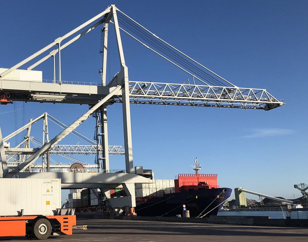 wepacktogether's tweet photo. Located in the Port of R’dam, #CoolPort #Packing #Rotterdam is at the heart of it all: our top-location allows us to pack products immediately: fresh products get to the end-consumer faster = less spoilage &amp; less waste. 
 
#cppr #wepacksmartertogether #Havenbedrijf #LeonWillems https://t.co/lxAujkheLr
