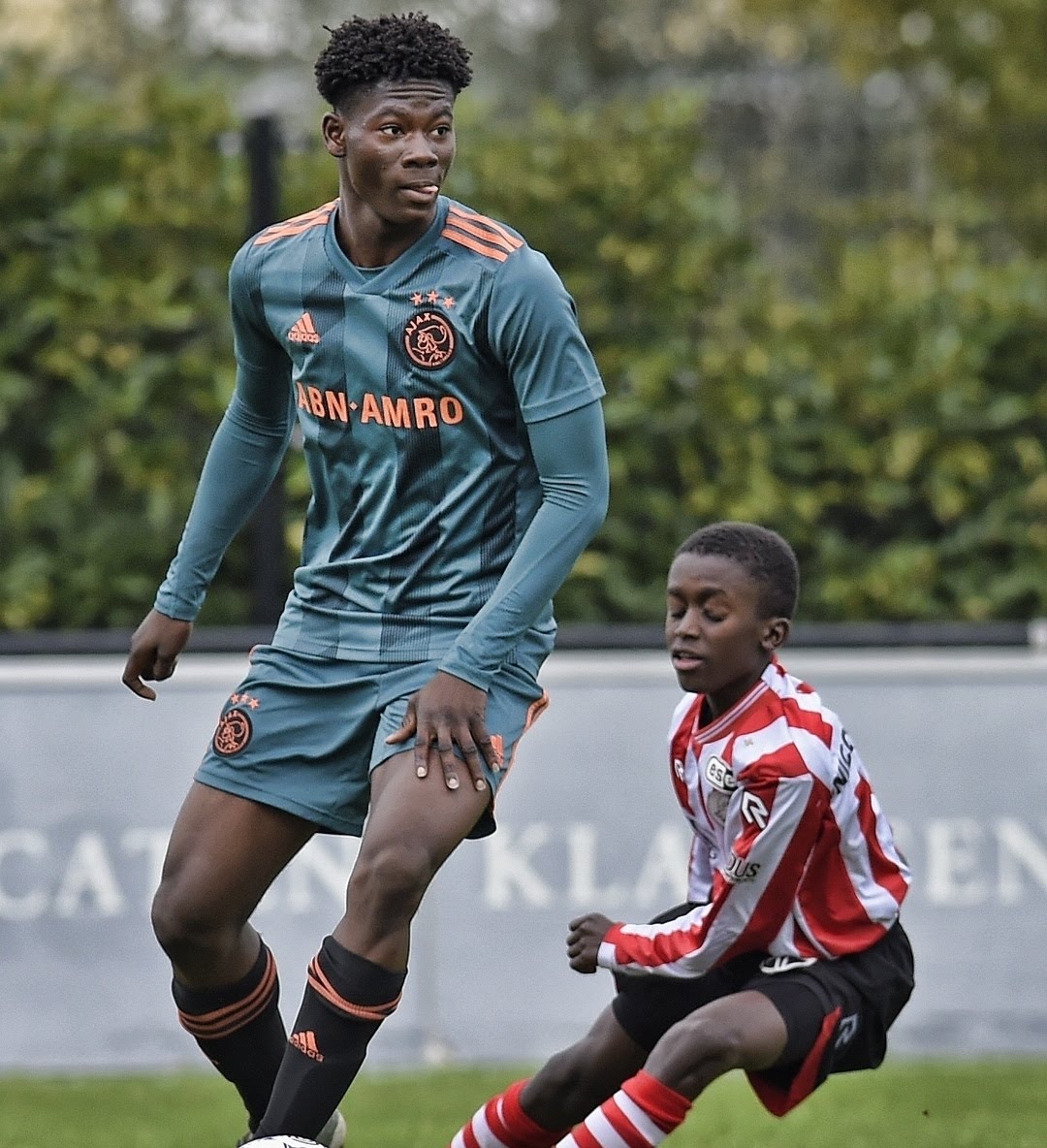 efs0sporolayi's tweet photo. Spor tarihinin en iyi atışmalarından biri Ajax u15 ve Sparta Rotterdam u15 maçı sonrası yaşandı. https://t.co/0pKIIdGygA
