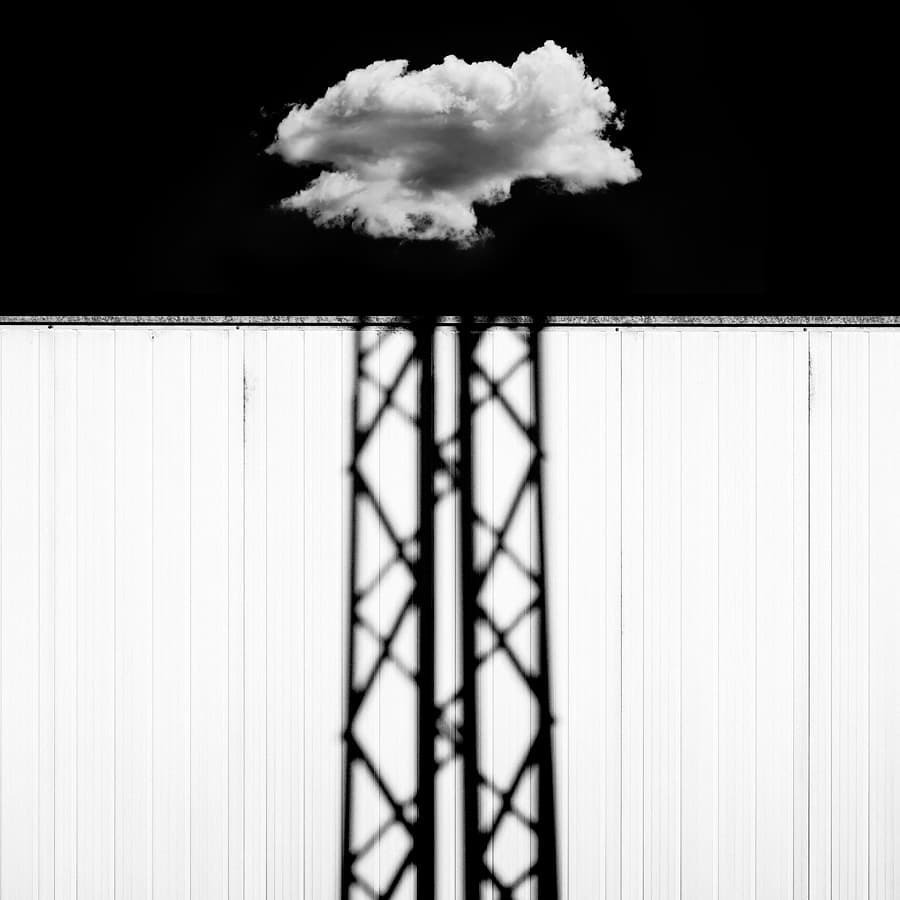 [ sombra con nube ] 
#blackandwhite #bnw_greatshots #blackandwhitephotography #bnwphotography #joseconceptes #streetphotography #bnw_drama #friendsinperson #minimalphotography #bnw_planet_2018 #bnw_planet #drawing #bnw_captures #agameoftones #cloud #bnwmood #tv_leadinglines …