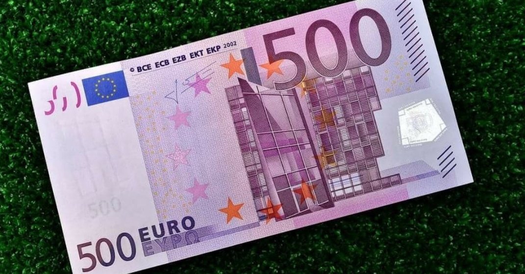 avcemilcicek01's tweet photo. Bu bir kağıt parçası. Euro 9 ₺. Yani 4500₺ ediyor. Asgari ücretliye verdiğiniz zaman size 2200₺ geri vermesi gerekiyor. Kısa ve net olay bu... https://t.co/nlSQB0P3DJ