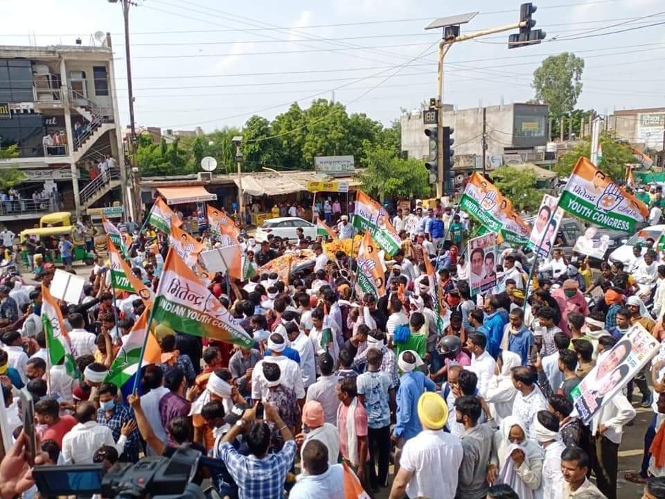 INCMP's tweet photo. ग्वालियर की सड़कों पर जनसैलाब..!

चेतावनी-
कमजोर हृदय वाले भाजपाई इन तस्वीरों से दूर रहें, दृष्य जानलेवा हो सकते हैं।

सर पर जनता का हाथ,
लौट रहे हैं कमलनाथ..! https://t.co/HfyhmoWIFa
