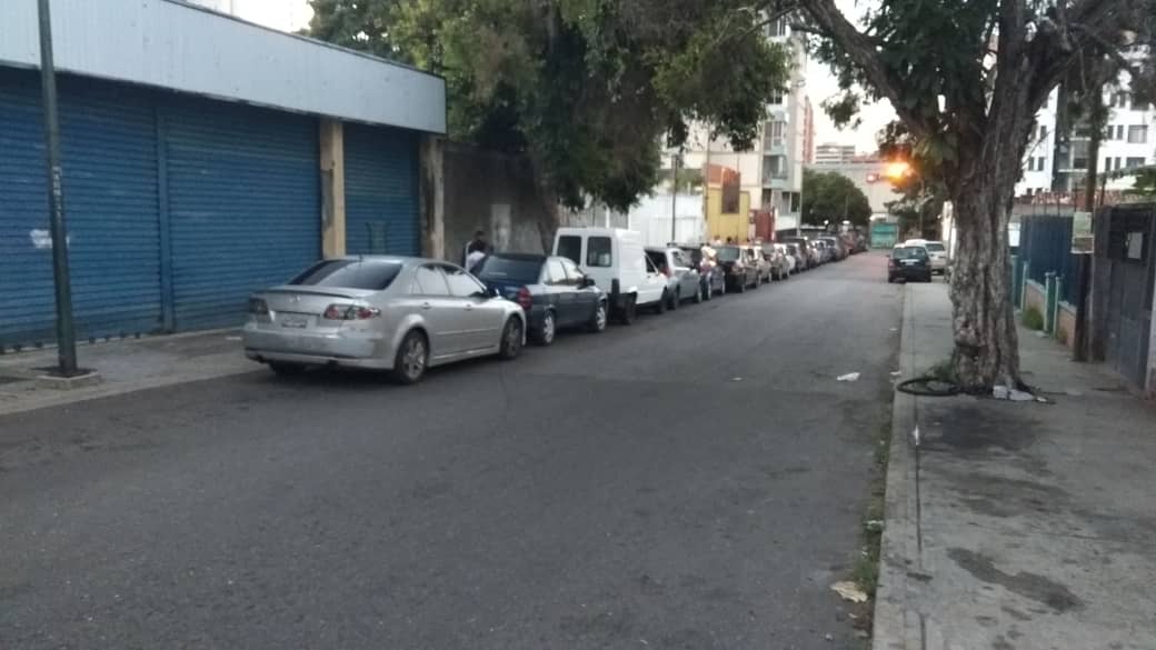 GDP_ElRecreo's tweet photo. Así está la cola de los vehículos de la comunidad en la estación Texaco de la Florida. Trabajo con planificación y disposición de ayudar. @psuvelrecreoccs https://t.co/Pv5HnEASeX