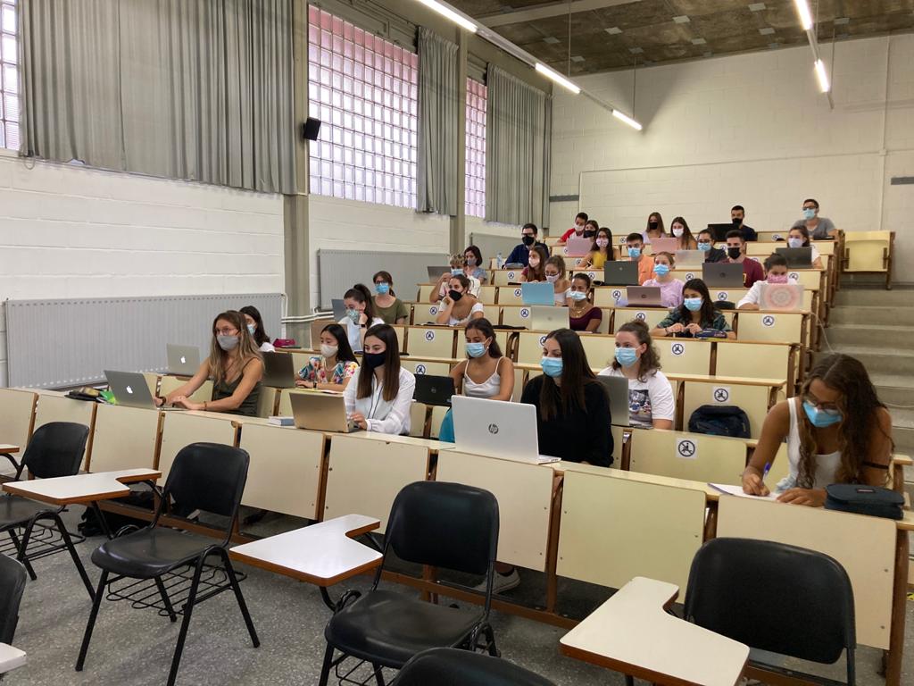 3CatInfo's tweet photo. La UAB obre un procés de notificació al docent, que hauria amenaçat de suspendre estudiants que segueixen el protocol Covid
https://t.co/iu6cnsFfwR https://t.co/EztMLQEmcm