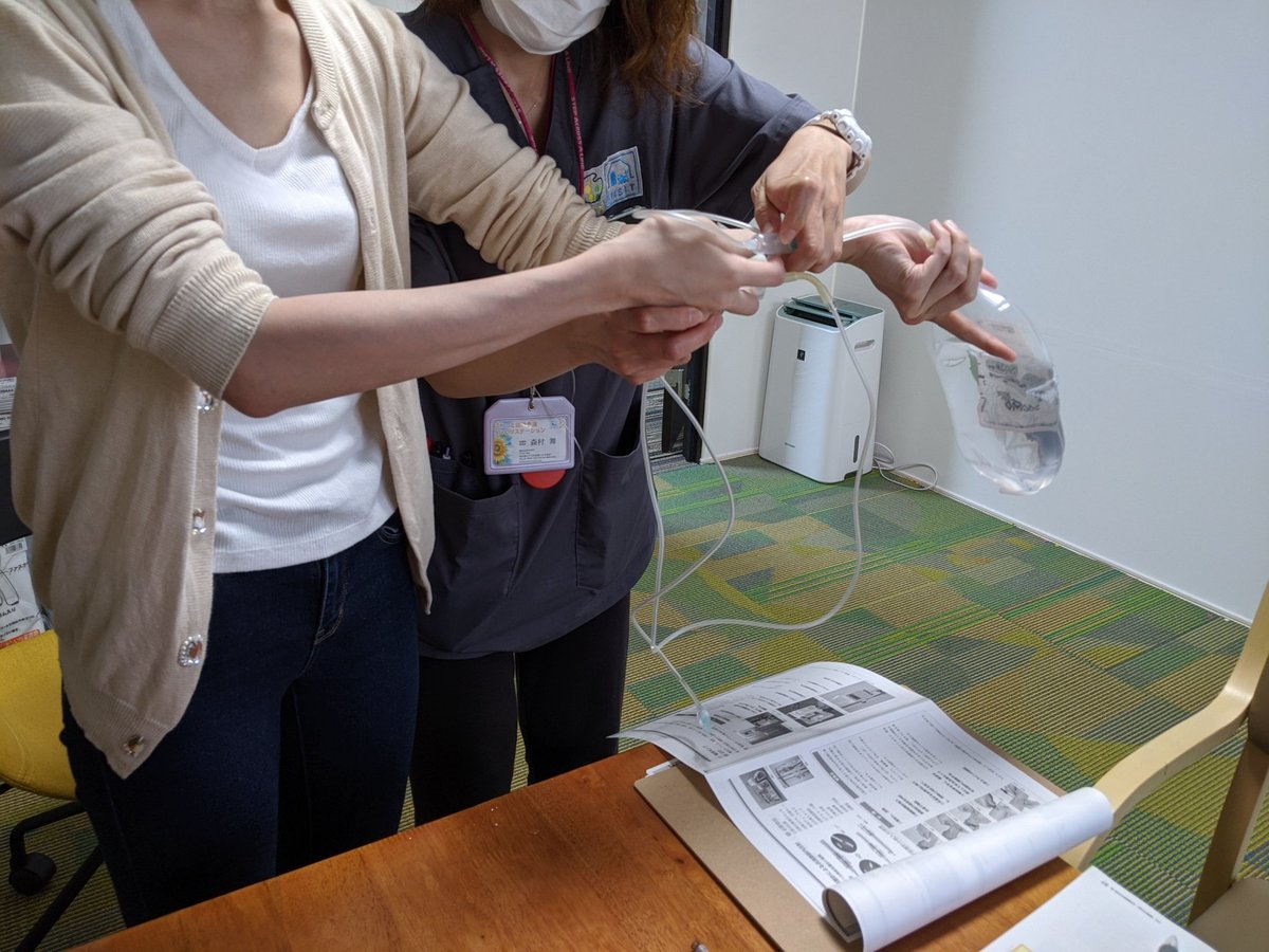 VISIT62202307's tweet photo. 訪問看護ステーションで看護師さんの復職支援を行いました。手作りの模型を使って採血、サーフロ、滴下管理、筋注、静注を体験！
ぱれっと訪問看護リハビリステーションでは毎月看護師復職支援開催中！https://t.co/ADtzxtpJcI
#看護師復職支援　#採血練習　#サーフロ練習　#訪問看護ステーション https://t.co/f9rCk2nXEx