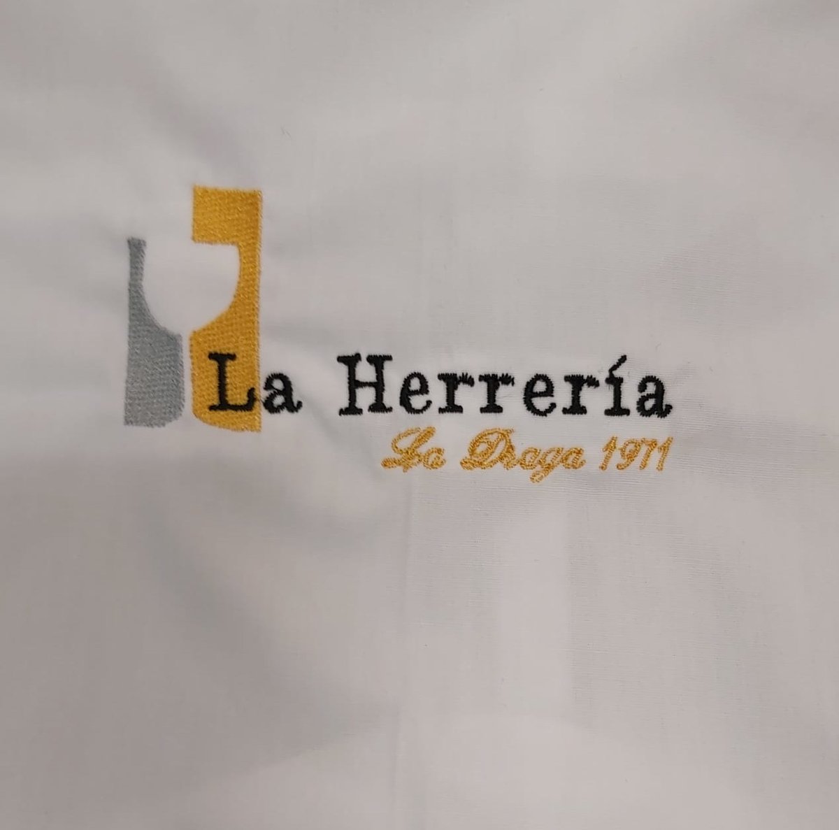 ColoramaTuMarca's tweet image. Muchas veces nos encontramos con clientes que nos reclaman logotipos con algún detalle pequeño. En este caso fue  #laherreria quien quería que se viesen todo su logo, y en Colorama cumplimos con nuestros clientes. Gracias por confiar en nosotros!!! #camisas #uniformes #bordadas