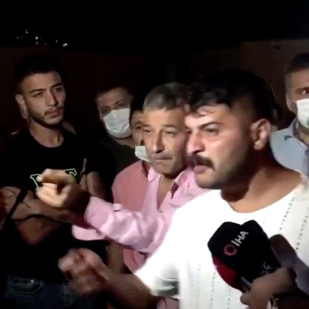 Bu duruş sekillerinden ne görüyorum biliyo musunuz? Ilk olarak ne görmediğimden baslayim acıyı,hüznü,düğümlenen boğazı,gözünden düşün yaşı bunlar yok. Olanlar ise; ya yaptıklarım ortaya çıkarsa korkusu,tehdit savurarak kendini aklamaya çalışma çabası var.

#mugeanliyalnizdegildir