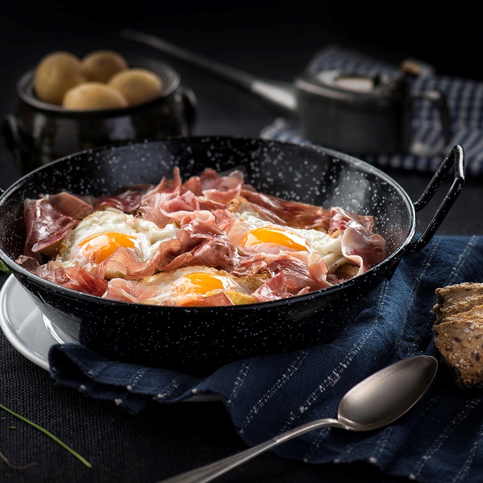 Canas_Y_Tapas's tweet photo. ¡Te invitamos* a esta ración de Huevos Rotos con Paleta Ibérica! ¿hay mejor forma de empezar el finde? ¡Descarga tu cupón aquí!>> https://t.co/WchVfs1lOu https://t.co/v8m6ZkDiS8