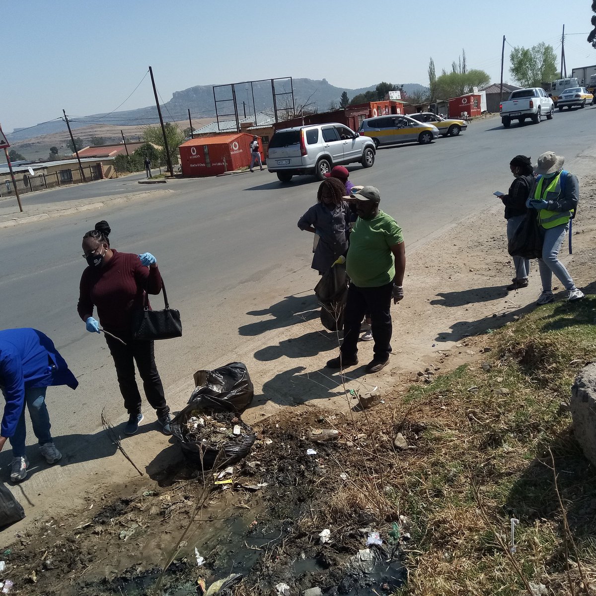 MSCM_Lesotho's tweet photo. Lets'olo la ho hloekisa toropo le thakhotsoeng ke Rt. Hon. @PrimeMinisterLS ka makala le litsi tsa 'muso,Mohl. Letona mmoho le bahlanka ba  @MSCM_Lesotho ba keneng khabong Ka ho hloekisa! 
#cleanenvironment
#cleaningcampaign
@UNDPLesotho https://t.co/vldESNRhL2