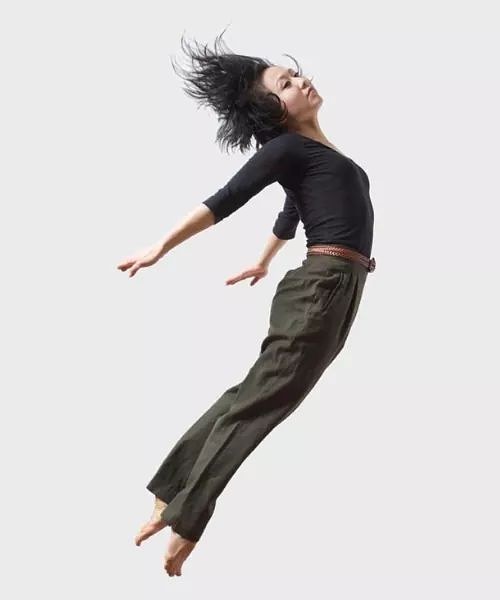 The Wingspan performance will feature four members of The Royal Ballet. They will dance live to music performed by members of the @RoyalOperaHouse Orchestra &amp; other musicians. They will be joined by two professional dancers Gareth Mole and Julie Ann Minaai bit.ly/3hGWoi6