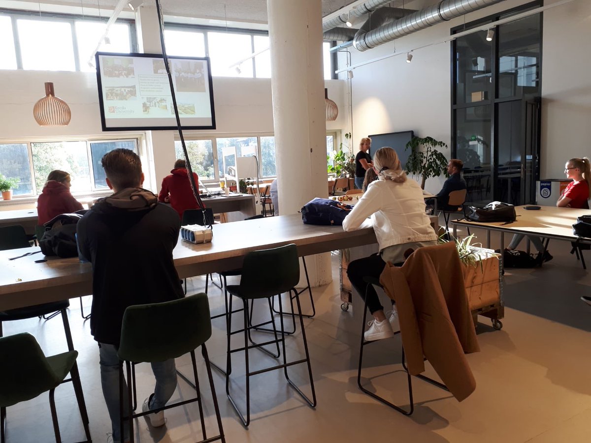 Groen in de stad is belangrijk! Maar hoe laat je die boodschap borrelen bij 14-18 jarigen? Benieuwd wat onze doelgroepexperts van <a href="/mbotilburg/">Yuverta mbo tilburg</a> gaan bedenken. Met #EenGezondLeisureklimaat is <a href="/NicolevanHoof1/">Nicole van Hoof</a> samen met <a href="/albertvleer/">Albert Vleer</a> en <a href="/EricaTheloosen/">Erica Theloosen</a> aan de slag met de studenten.