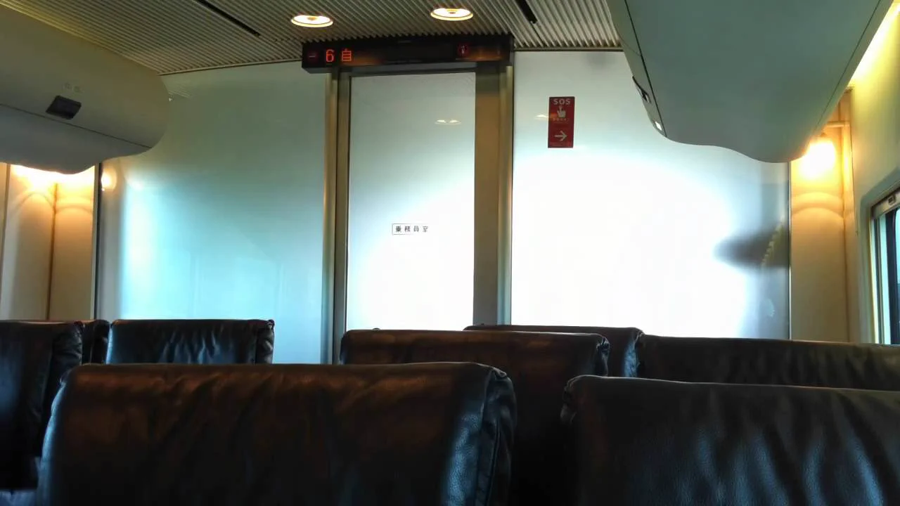 @ketekete90231 九州で走ってる特急列車。
非常ブレーキ入ったら自動的に曇る
自動調光液晶ガラスが使われてる
仕切ガラス。
人身事故等でグロシーンを見せない
配慮らしい。 