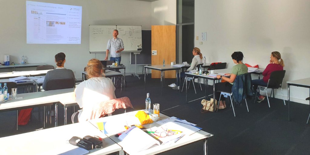 👨‍🏫 Adrian, unser Leiter SEA und Social Media, war erneut bei der <a href="/dfaHeilwesen/">Fortbildungsakademie</a> in Dresden und hat Ärzten und Praxispersonal sein #Onlinemarketing-Wissen nähergebracht. Endlich wieder LIVE vor Ort. 😊 #Seminar #Digitalmarketing
