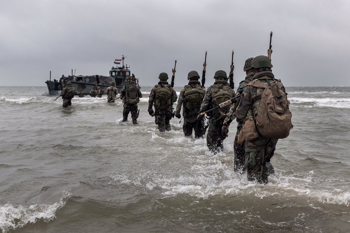 Zr.Ms. Rotterdam en Zr.Ms. Johan de Witt waren vorige week op de rede van Den Helder de uitvalsbasis voor operaties op de grens van land en water. De vloot, het @korpsmariniers en de land- en luchtmacht trainden samen voor amfibische operaties!