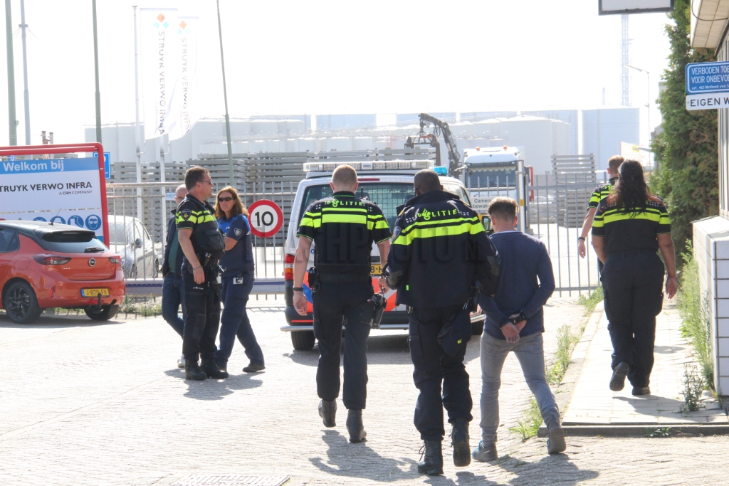 Vlaardingen - Politie doet inval in bedrijfspand: ?..