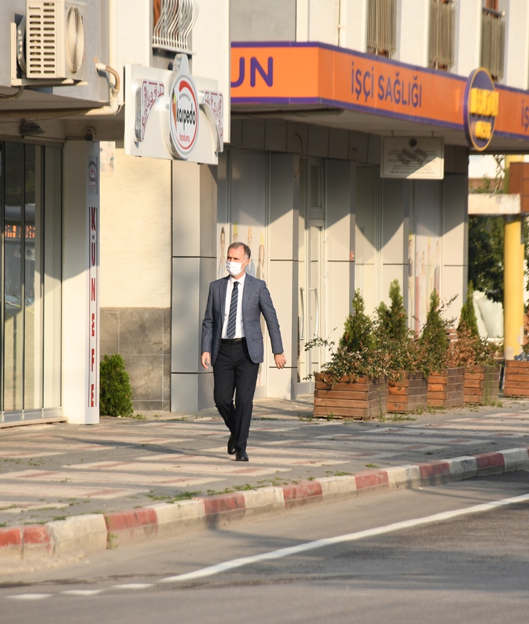 İnegöl Belediye Başkanımız Alper Taban, Avrupa Hareketlilik Haftası kapsamında “İşine Hareket Kat” sloganıyla düzenlenen evden işe yaya olarak gitme etkinliğine dahil oldu. Taban, sabah evden belediye binasına yürüyerek geldi.
