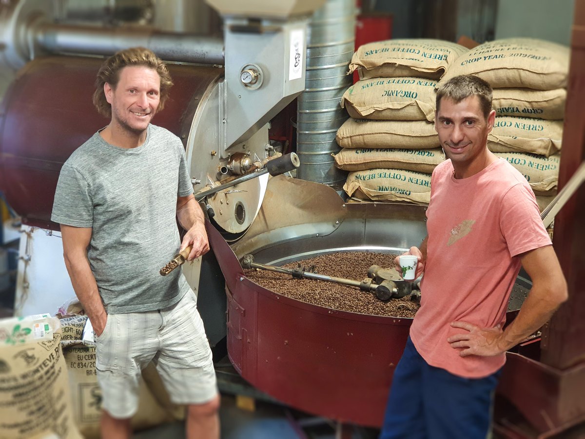 Bientôt, vous nous verrez en façade de tous les magasins So.bio ...

Ils ne sont pas beaux là 😁😁😁

#sobio #magasinbio  #coffee #artisanal #cafe #torrefaction #bio #equitable #soeurfiere