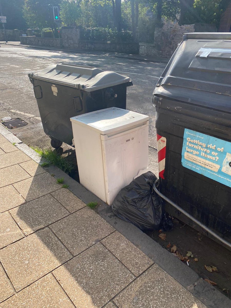 Harrystreat's tweet photo. @edinhelp this has been at 292 the high street Portobello for 5 weeks and had been reported several times please help https://t.co/Fy54WeRNAC