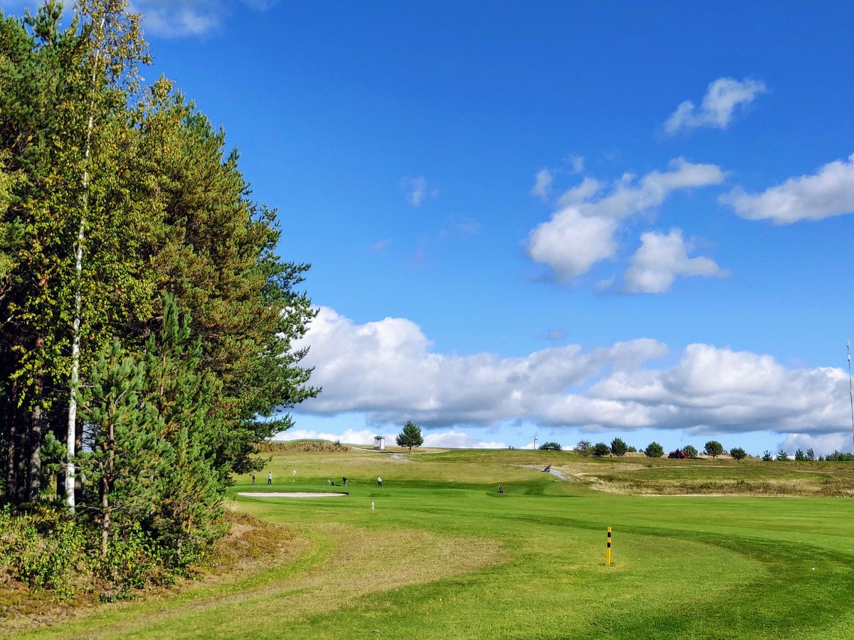 RevoGolf's tweet photo. Revontulen golfkentällä on puitteet kunnossa! ⛳️ 

Paljon tulee pelaajia myös Hankasalmen ulkopuolelta, ihan etelä-Suomea myöten.
Hankasalmen paikallislehdessä oli juttua reilu viikko sitten pelatusta OK-Auto -kilpailusta.

#RevontuliGolf #Hankasalmi #KeskiSuomi #Golfkenttä https://t.co/TvQEx7pAhA