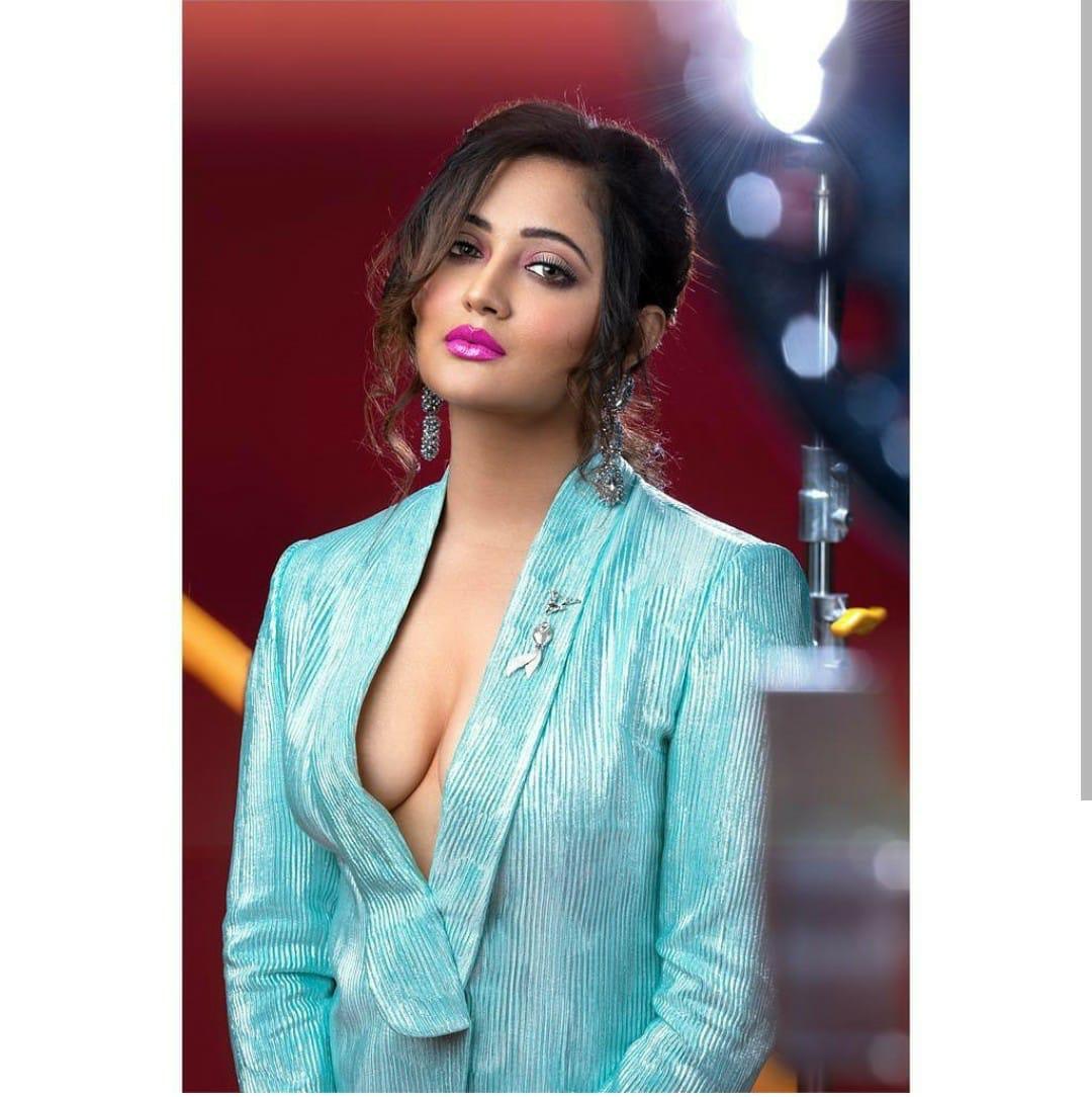 UrbanAsian's tweet image. @TheRashamiDesai foxy look has written all over it, Too glam to give a damn😍.
.
.
.
.
.
.
.
.
.
#RashamiDesai 
#foxybae  #Pantsuit #foxyfriday #bb13 #bollywood #southasian #urbanasian