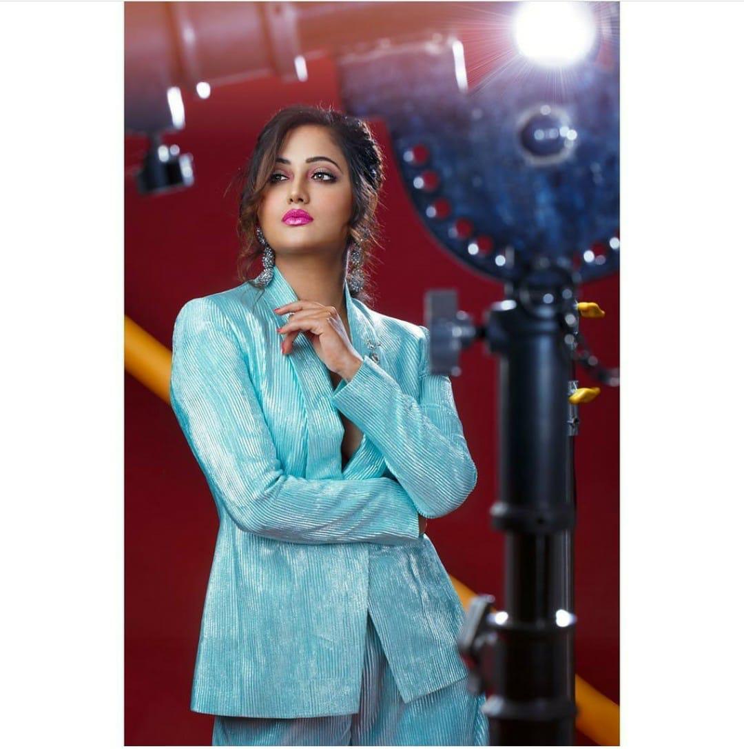UrbanAsian's tweet image. @TheRashamiDesai foxy look has written all over it, Too glam to give a damn😍.
.
.
.
.
.
.
.
.
.
#RashamiDesai 
#foxybae  #Pantsuit #foxyfriday #bb13 #bollywood #southasian #urbanasian