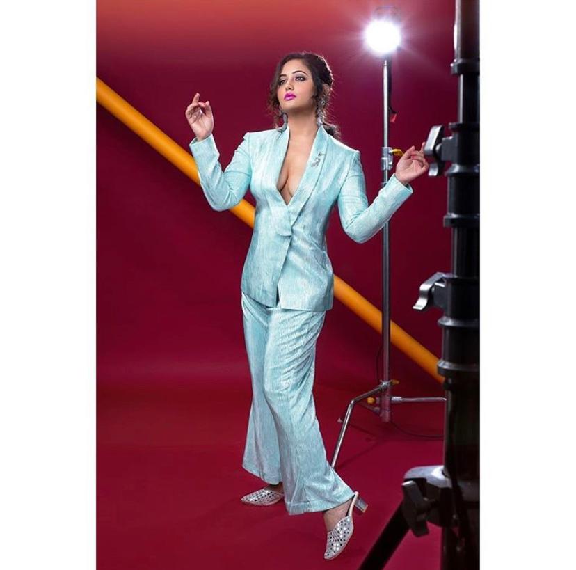 UrbanAsian's tweet image. @TheRashamiDesai foxy look has written all over it, Too glam to give a damn😍.
.
.
.
.
.
.
.
.
.
#RashamiDesai 
#foxybae  #Pantsuit #foxyfriday #bb13 #bollywood #southasian #urbanasian