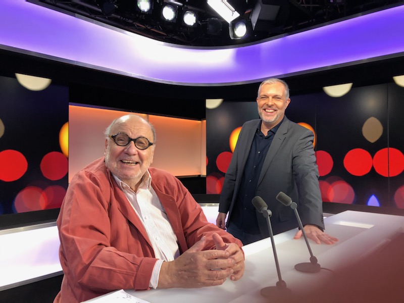VincentRoux's tweet image. 📺 Moment délicieux avec @SergeMoati 
Il est aujourd'hui dans @ALafficheF24 pour parler de son documentaire "Académie française, voyage au Paris des immortels".

#TV #sergemoati #academiefrancaise #F24 #Documentary  #documentaire #francophonie @JEP @France5tv @servicePresseF5